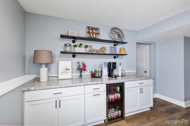8479 Twin Lakes Drive, Jenison, MI 49428