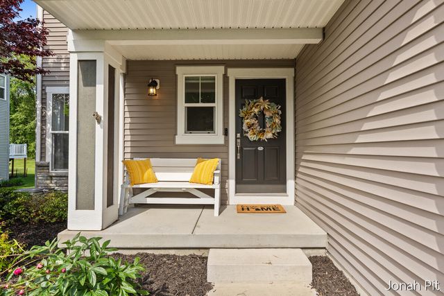 8479 Twin Lakes Drive, Jenison, MI 49428