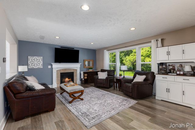 8479 Twin Lakes Drive, Jenison, MI 49428