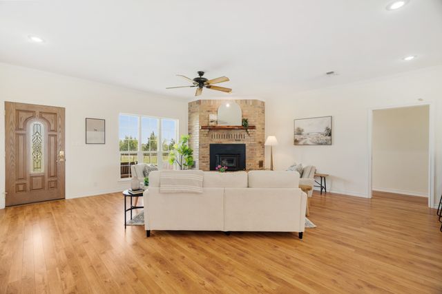 898 Farm Road 1700, Clarksville, TX 75426