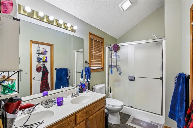 203 Broadmoor Drive, Raymore, MO 64083