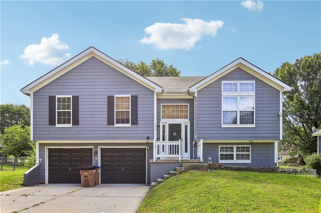 203 Broadmoor Drive, Raymore, MO 64083
