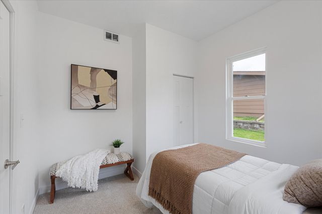 104 E FLORENCE Street, Crescent, IA 51526