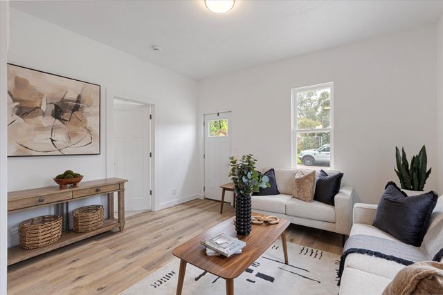 104 E FLORENCE Street, Crescent, IA 51526