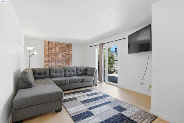 6635 Maple Dr, Dublin, CA 94568