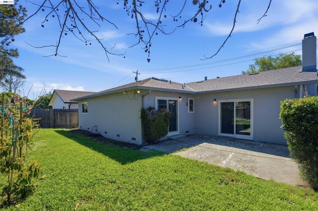 6635 Maple Dr, Dublin, CA 94568