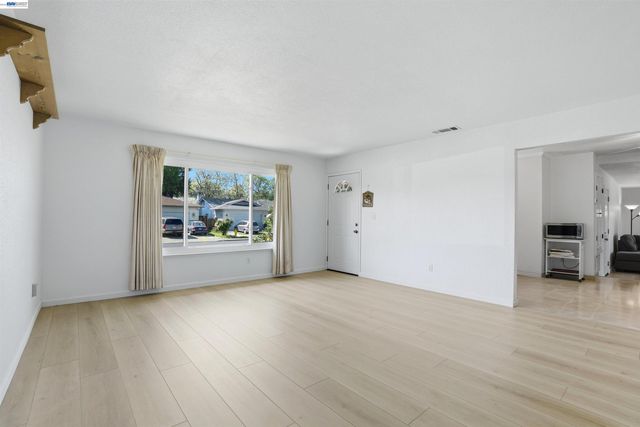 6635 Maple Dr, Dublin, CA 94568