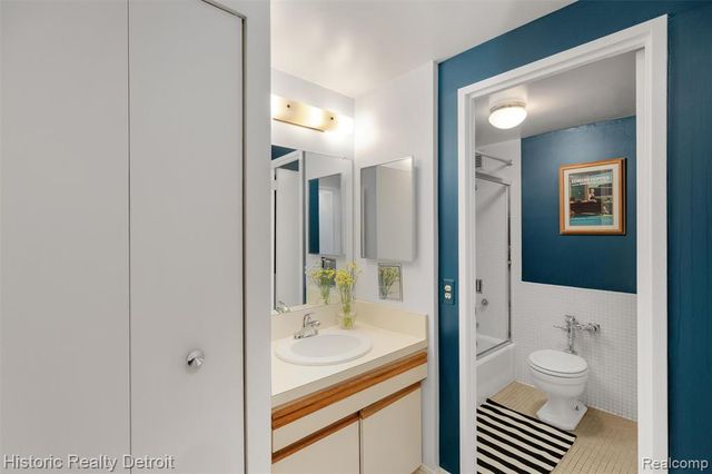 1300 E Lafayette 2407, 08, Detroit, MI 48207