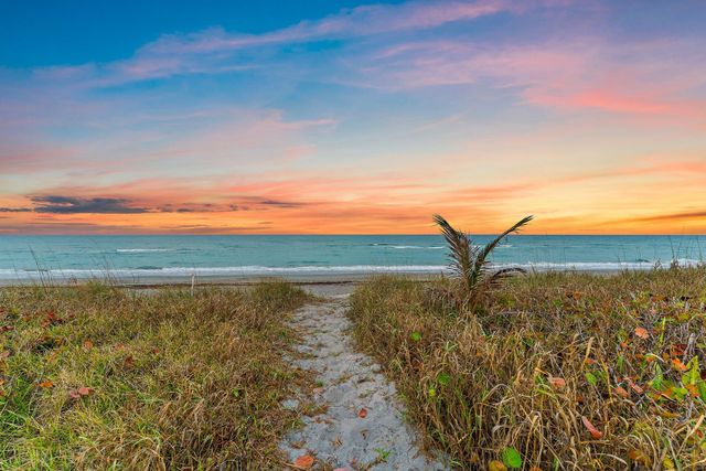 31 N Beach Road, Jupiter Island, FL 33455