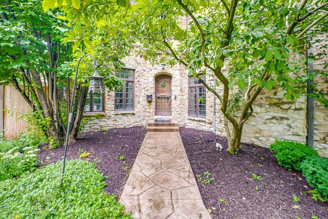 2014 W Hopkins Place, Chicago, IL 60643