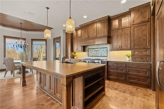 2808 NW Nutall Court, Lee's Summit, MO 64081