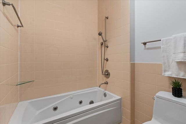 400 E Ohio Street 2003, Chicago, IL 60611