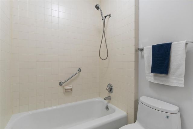 400 E Ohio Street 2003, Chicago, IL 60611