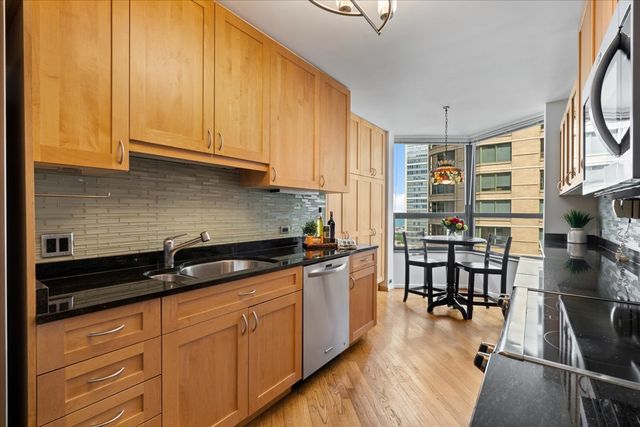 400 E Ohio Street 2003, Chicago, IL 60611
