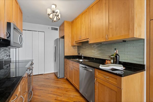 400 E Ohio Street 2003, Chicago, IL 60611