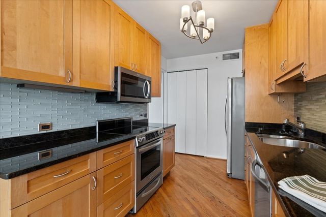 400 E Ohio Street 2003, Chicago, IL 60611