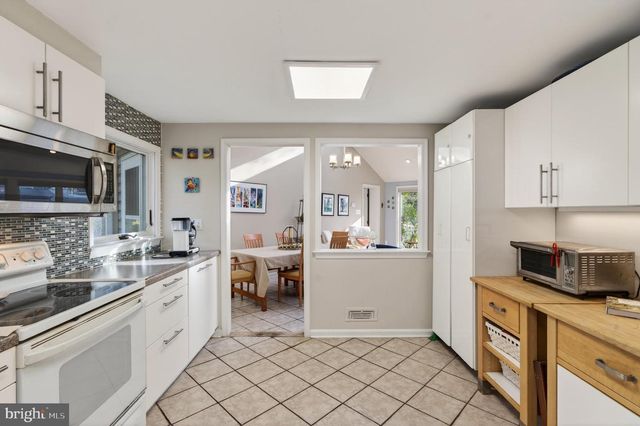 2 SUNSET DR, Paoli, PA 19301