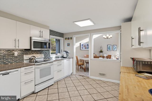 2 SUNSET DR, Paoli, PA 19301