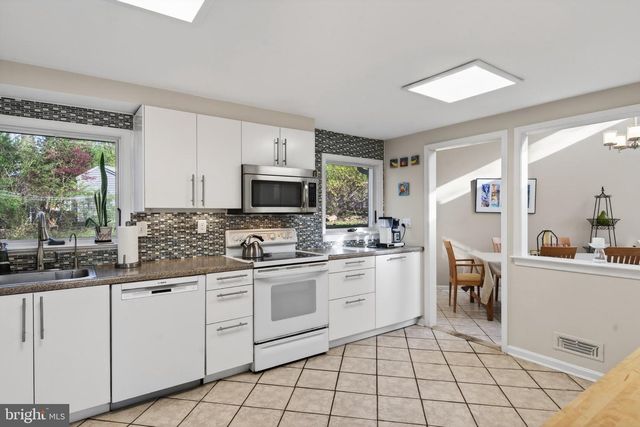 2 SUNSET DR, Paoli, PA 19301