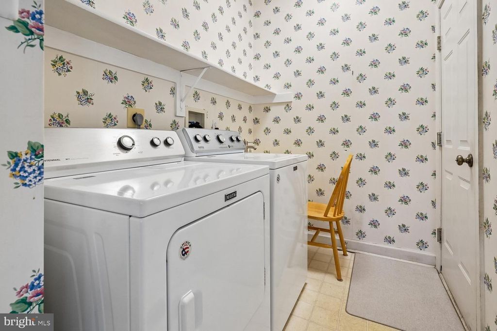 Image 16 of property listing at 13236 MAPLECREST DR, Potomac, MD 20854