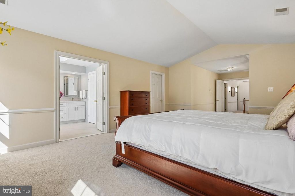 Image 20 of property listing at 13236 MAPLECREST DR, Potomac, MD 20854