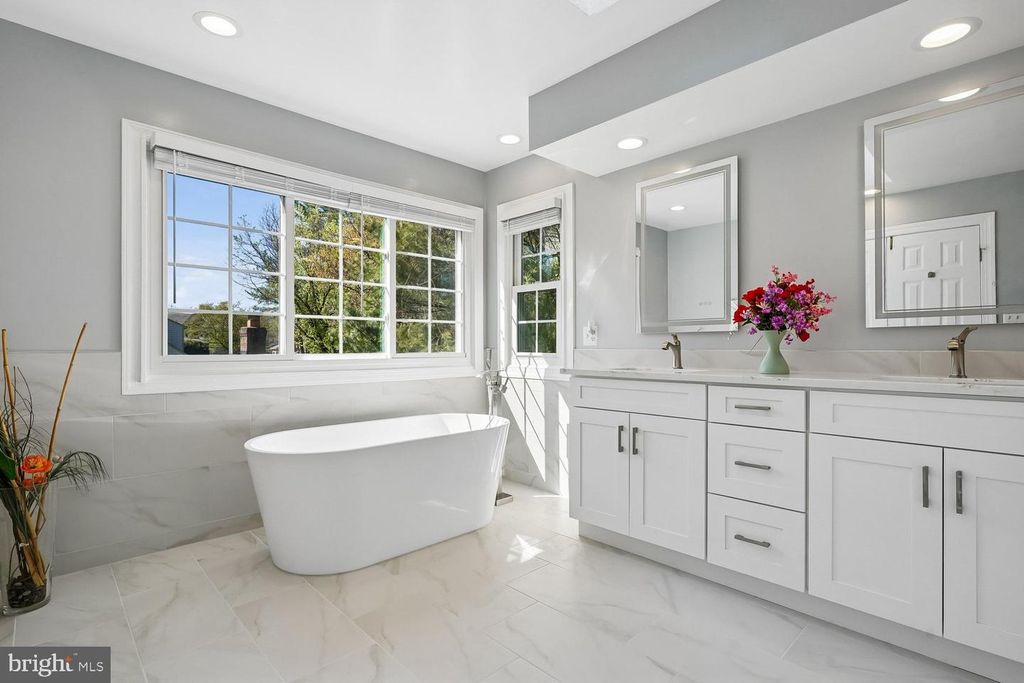 Image 24 of property listing at 13236 MAPLECREST DR, Potomac, MD 20854