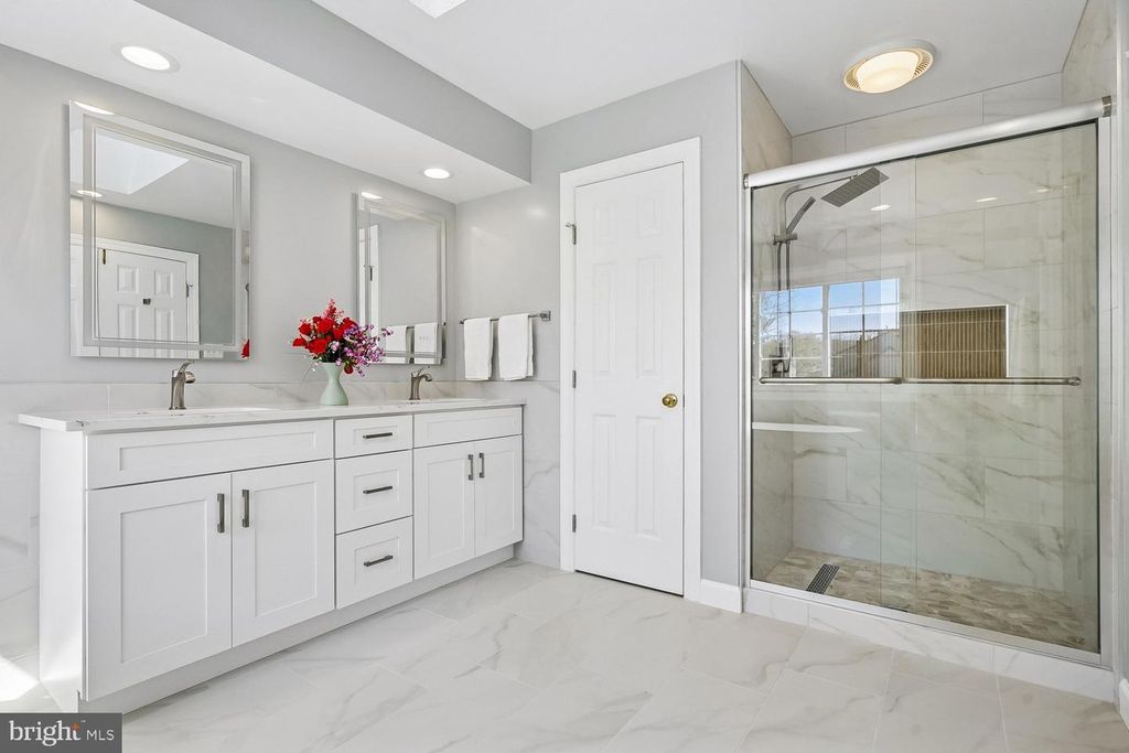 Image 25 of property listing at 13236 MAPLECREST DR, Potomac, MD 20854