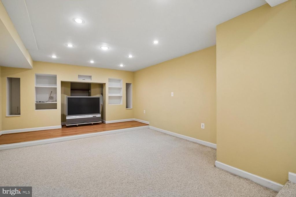 Image 36 of property listing at 13236 MAPLECREST DR, Potomac, MD 20854