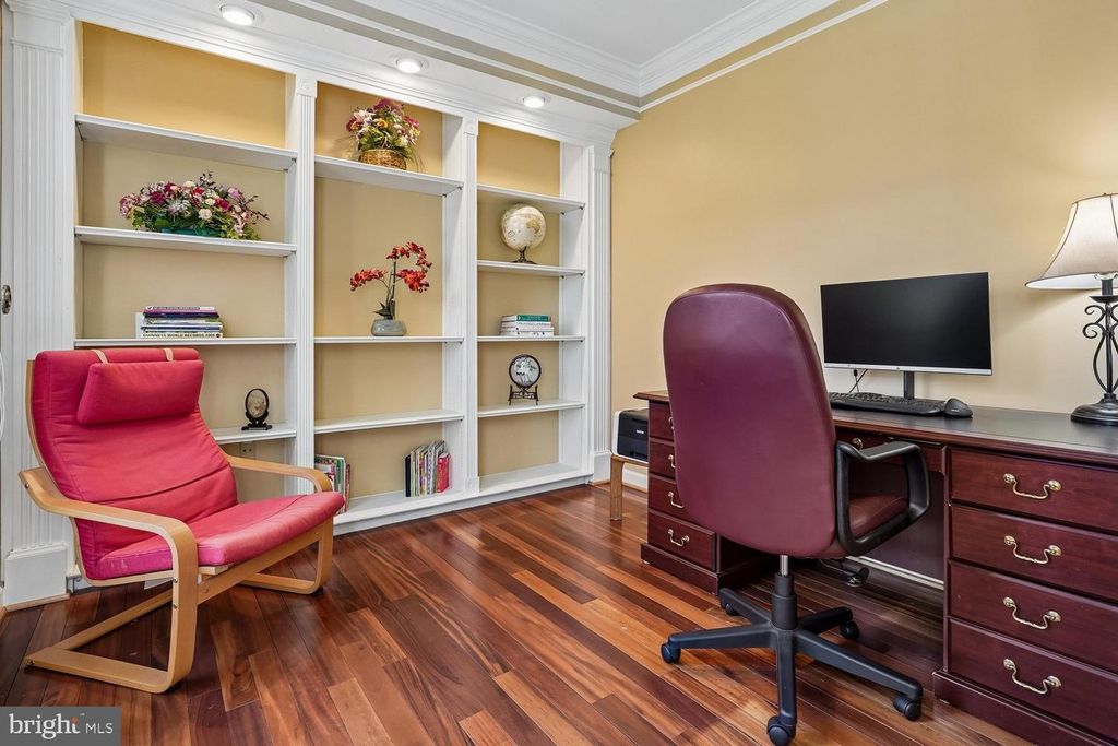 Image 4 of property listing at 13236 MAPLECREST DR, Potomac, MD 20854