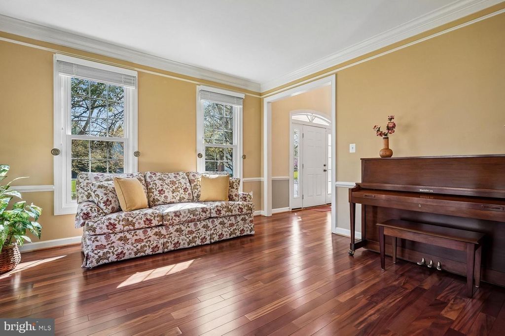 Image 7 of property listing at 13236 MAPLECREST DR, Potomac, MD 20854