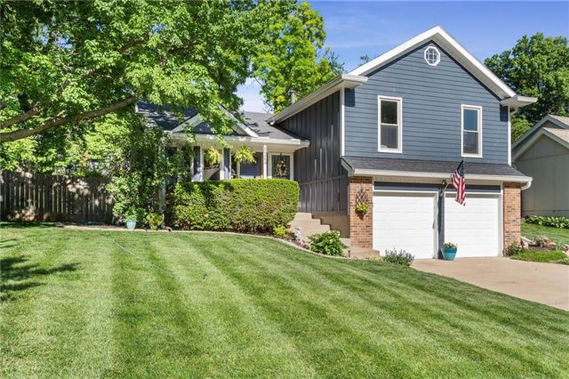 8609 GREENWAY Lane, Lenexa, KS 66215
