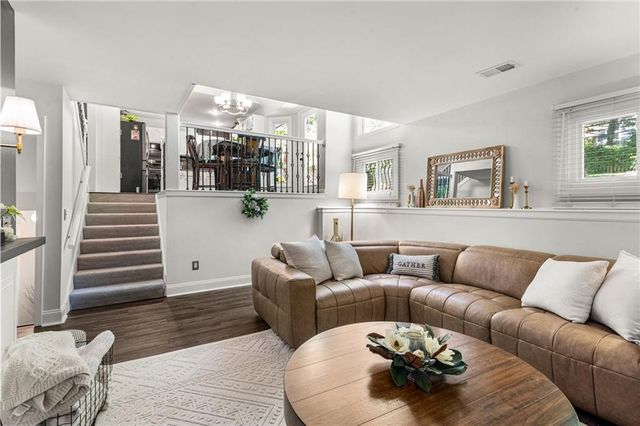 8609 GREENWAY Lane, Lenexa, KS 66215