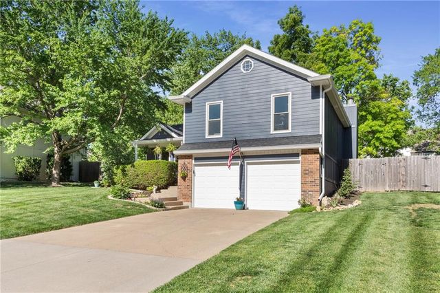 8609 GREENWAY Lane, Lenexa, KS 66215