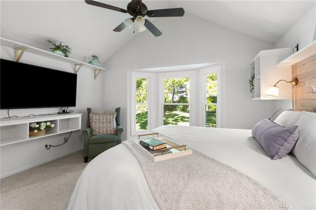 8609 GREENWAY Lane, Lenexa, KS 66215