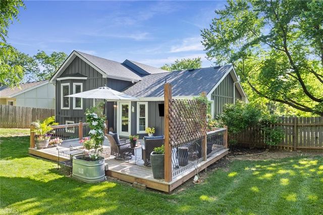 8609 GREENWAY Lane, Lenexa, KS 66215