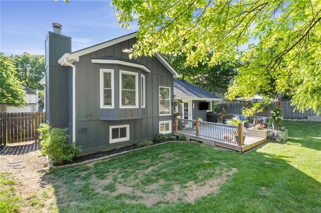 8609 GREENWAY Lane, Lenexa, KS 66215