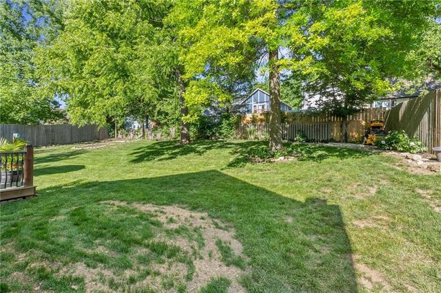 8609 GREENWAY Lane, Lenexa, KS 66215