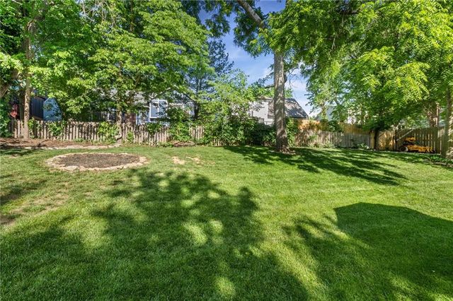 8609 GREENWAY Lane, Lenexa, KS 66215