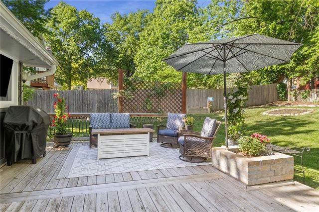 8609 GREENWAY Lane, Lenexa, KS 66215