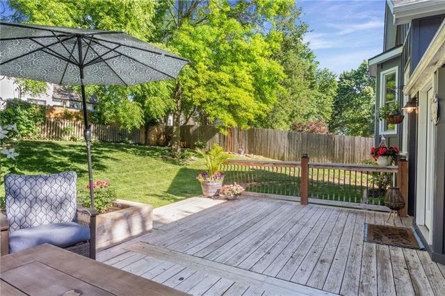 8609 GREENWAY Lane, Lenexa, KS 66215