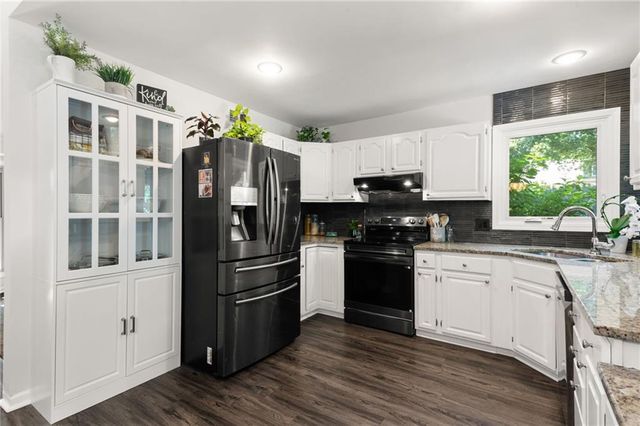8609 GREENWAY Lane, Lenexa, KS 66215