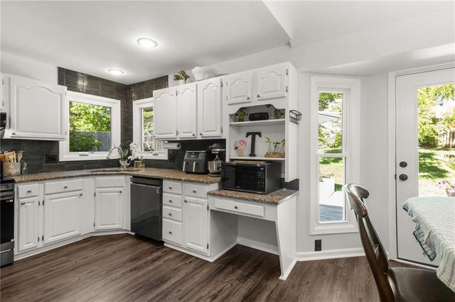 8609 GREENWAY Lane, Lenexa, KS 66215