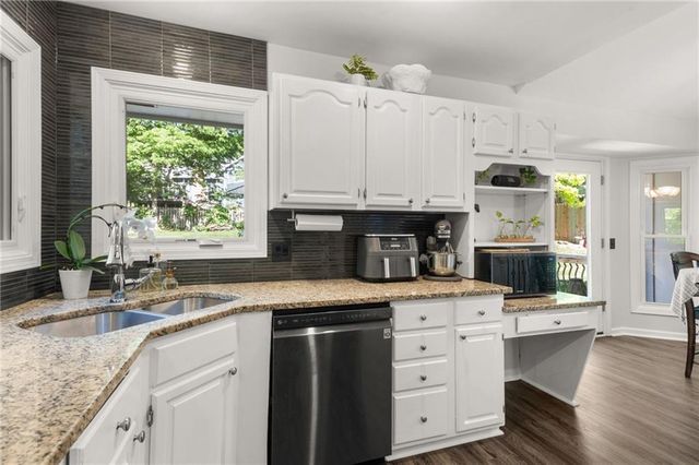 8609 GREENWAY Lane, Lenexa, KS 66215