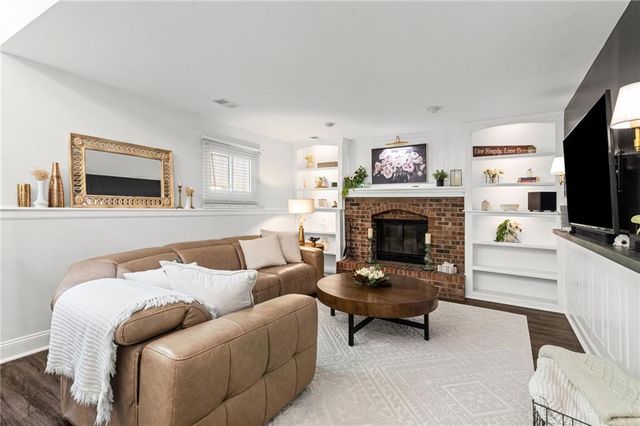 8609 GREENWAY Lane, Lenexa, KS 66215