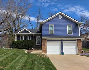 8609 GREENWAY Lane, Lenexa, KS 66215