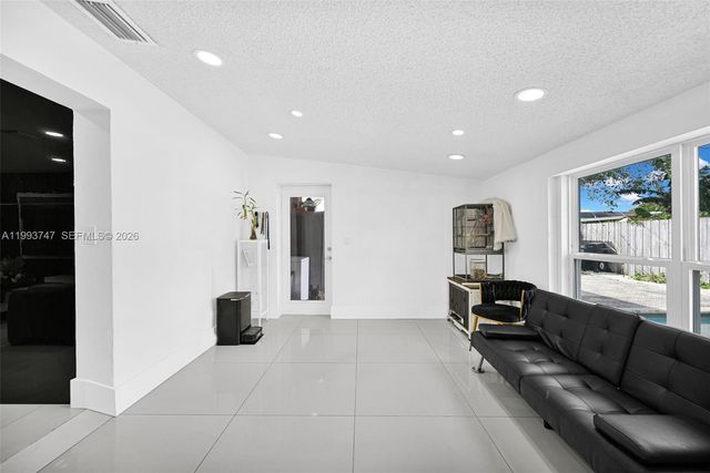 6190 W 14th Ave, Hialeah, FL 33012