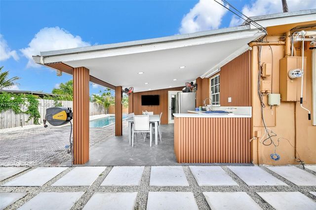 6190 W 14th Ave, Hialeah, FL 33012