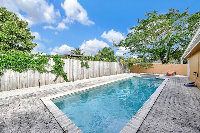 6190 W 14th Ave, Hialeah, FL 33012