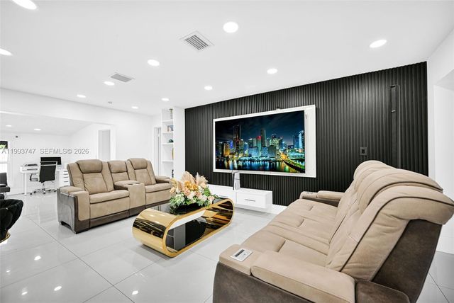 6190 W 14th Ave, Hialeah, FL 33012