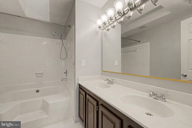 6941 COMPTON LN, Centreville, VA 20121